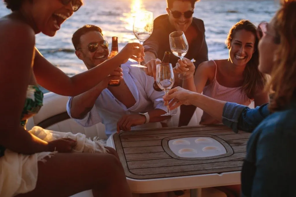Ibiza: Paseo en Barco al Atardecer con Música, Tapas y Barra Libre Premium
