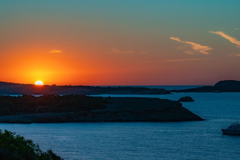 Ibiza: Paseo en Barco al Atardecer con Música, Tapas y Barra Libre Premium