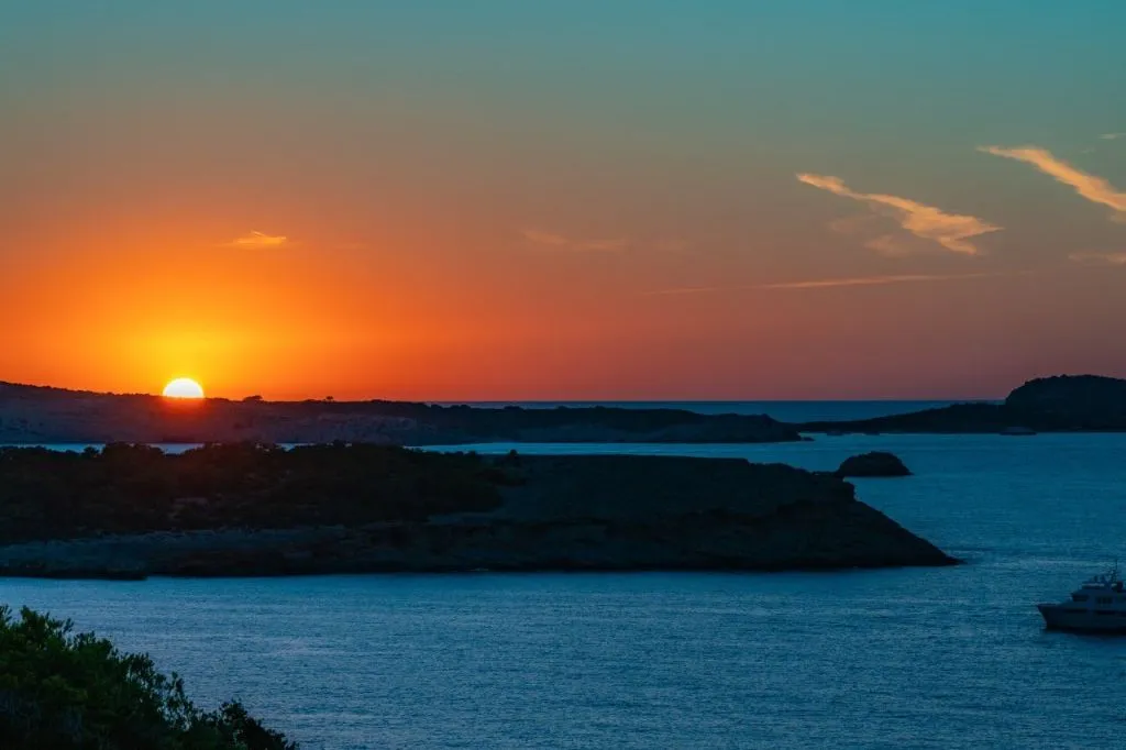 Ibiza: Paseo en Barco al Atardecer con Música, Tapas y Barra Libre Premium