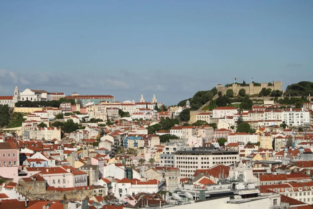 Lisbon: Guided Walking Tour in English + Tram Ride