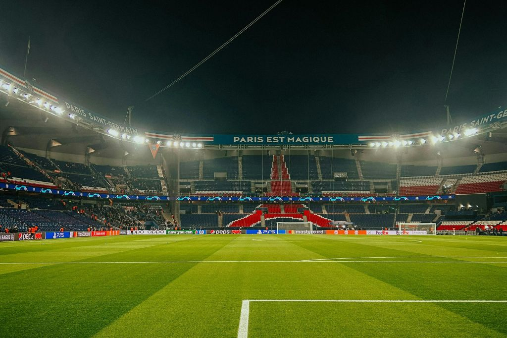 Parc des Princes: Paris Saint-Germain FC Football Match