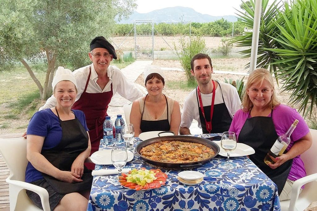 Valencia: Guided Paella Cooking Class + Drinks