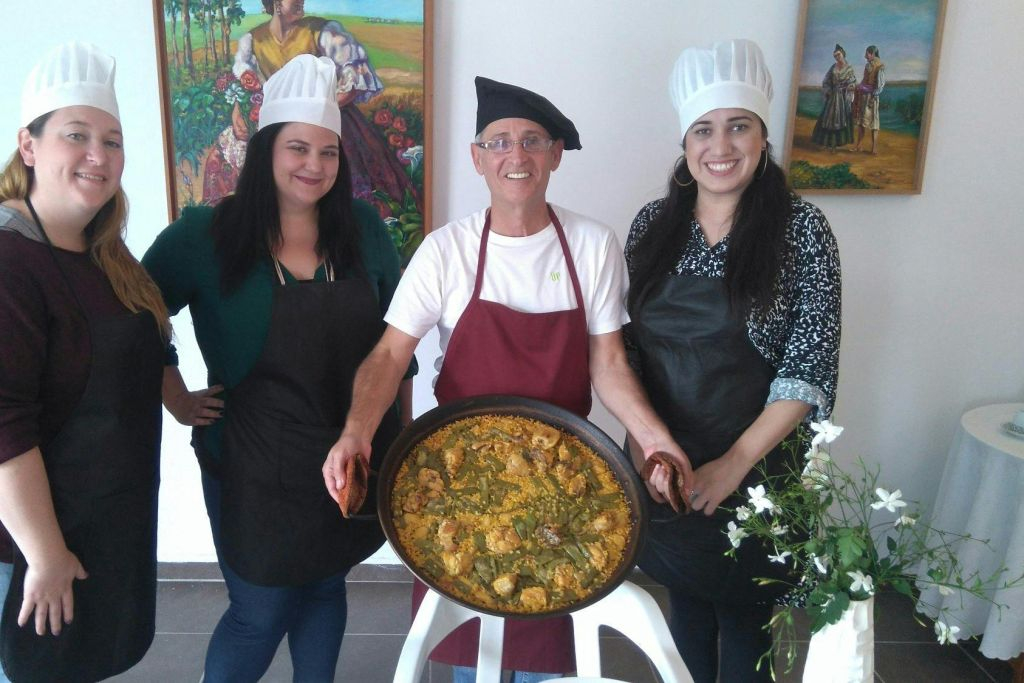Valencia: Guided Paella Cooking Class + Drinks