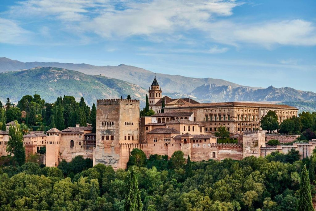Alhambra y Palacios nazaríes: Entrada sin colas + Tour guiado