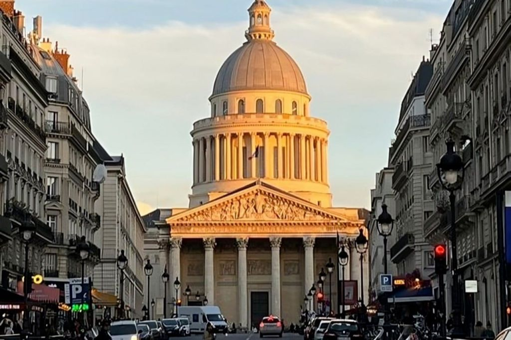 Paris: Notre-Dame & Île de la Cité Guided Walking Tour