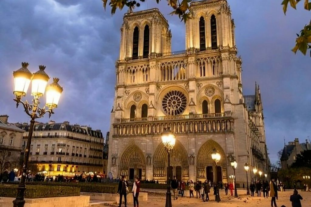 Paris: Notre-Dame & Île de la Cité Guided Walking Tour