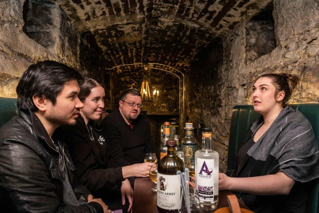 Edimburgo: Visita guiada a pie por los lugares de interés de Harry Potter + cata de ginebra