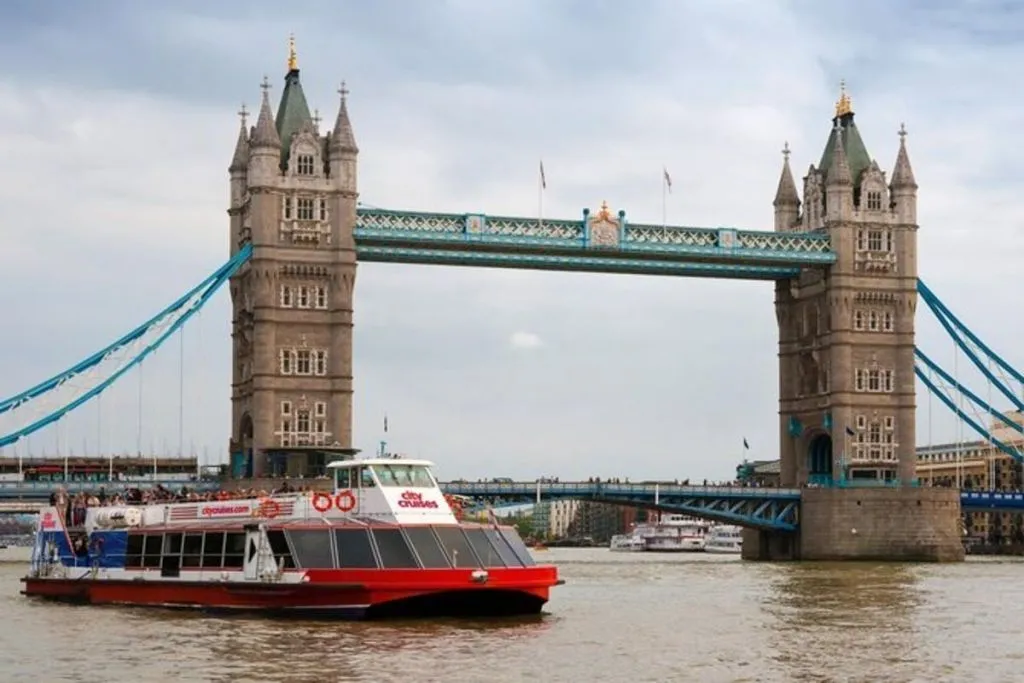 London: Guided Walking Tour + River Cruise