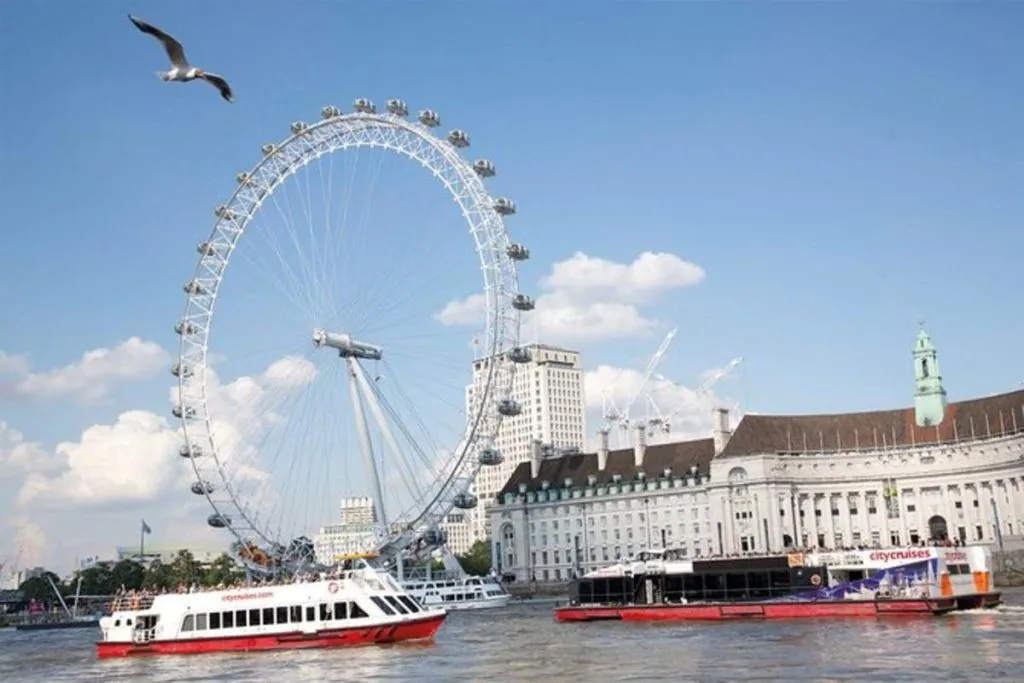 London: Guided Walking Tour + River Cruise