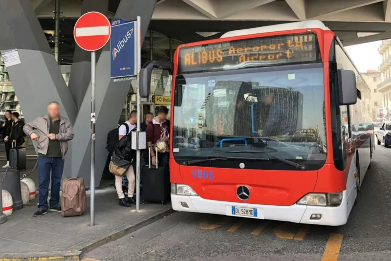 Napoli: Trasferimento in autobus da/per l'aeroporto e la stazione marittima di Napoli