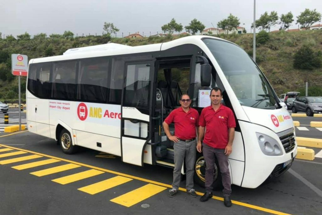 Ponta Delgada: Traslado en autobús desde/hasta el aeropuerto y el centro de la ciudad
