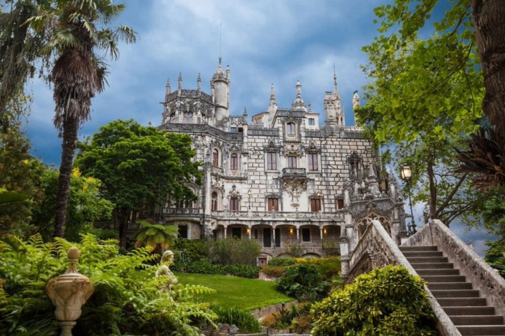 Sintra: Hop-on Hop-off Bus to Castles & Palaces