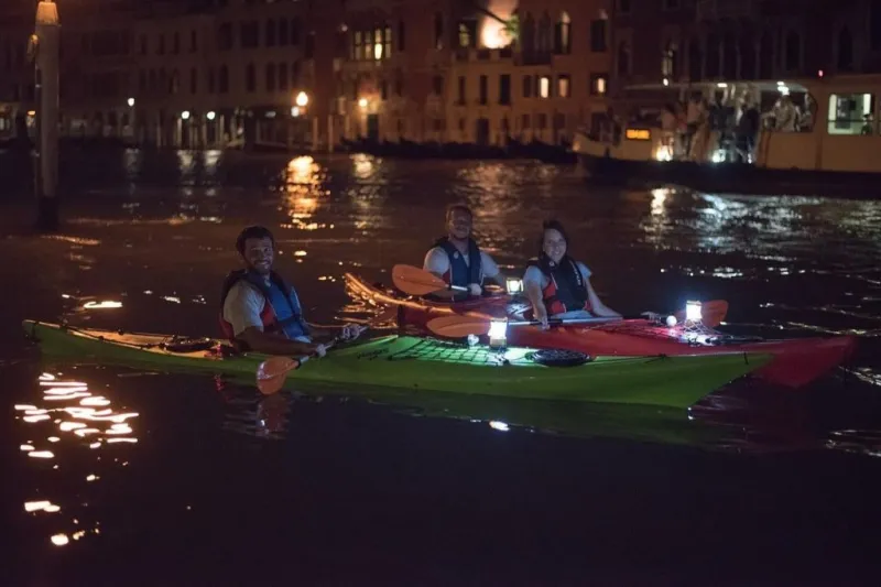 Venezia: Tour guidato in kayak al tramonto