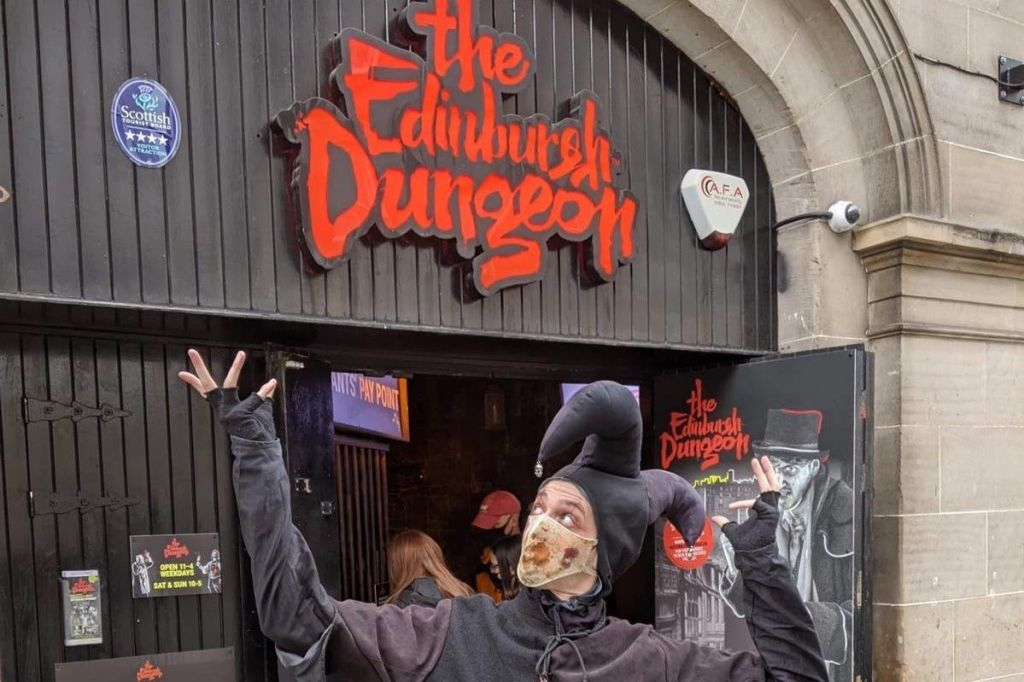 Edinburgh: Harry Potter Sights Tour + Edinburgh Dungeon Entry