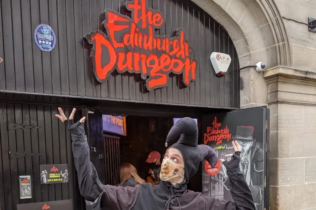 Edinburgh: Harry Potter Sights Tour + Edinburgh Dungeon Entry