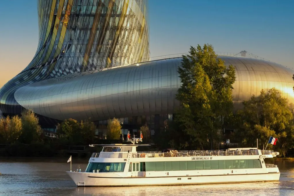 Bordeaux: Guided River Cruise + Drinks