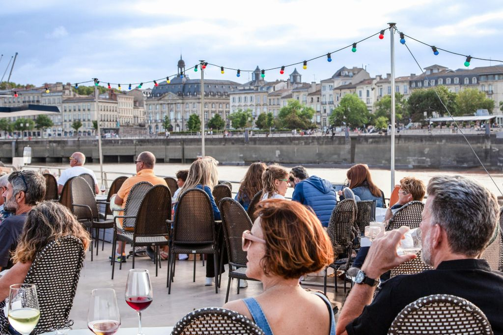 Bordeaux: Guided River Cruise + Drinks