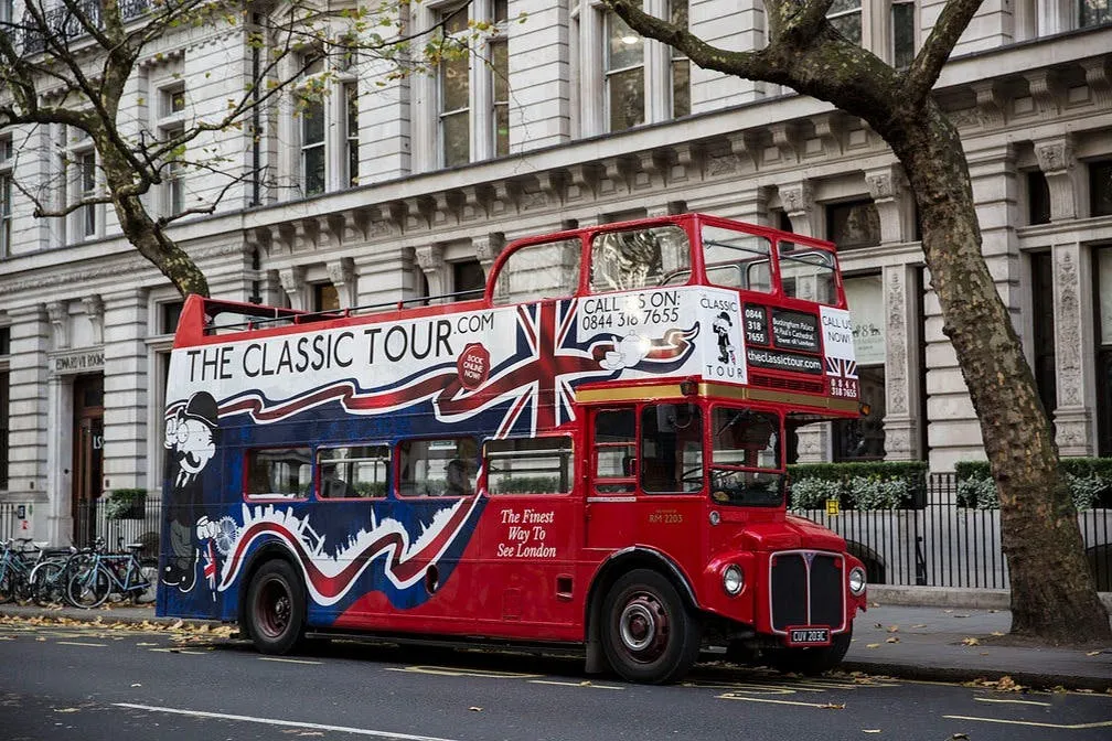London: Guided City Sightseeing Tour + Comedy Show