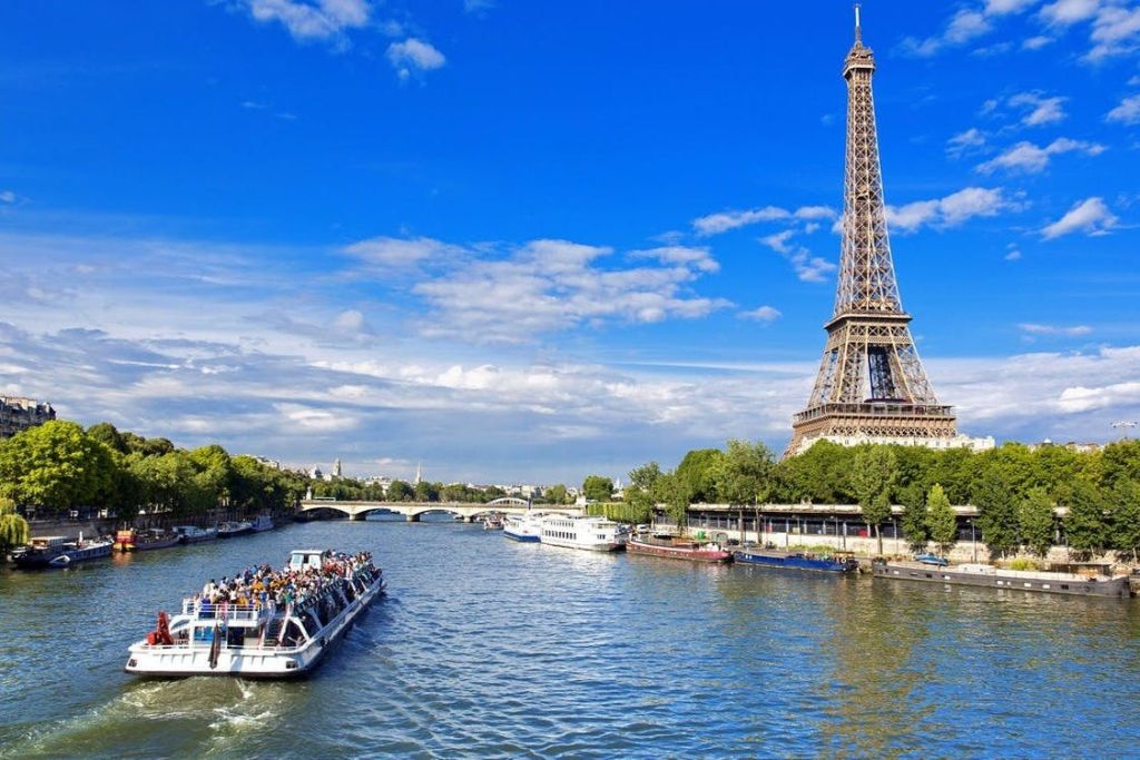 Torre Eiffel, cruzeiro no Sena e Museu do Louvre: Excursão guiada de um dia saindo de Londres