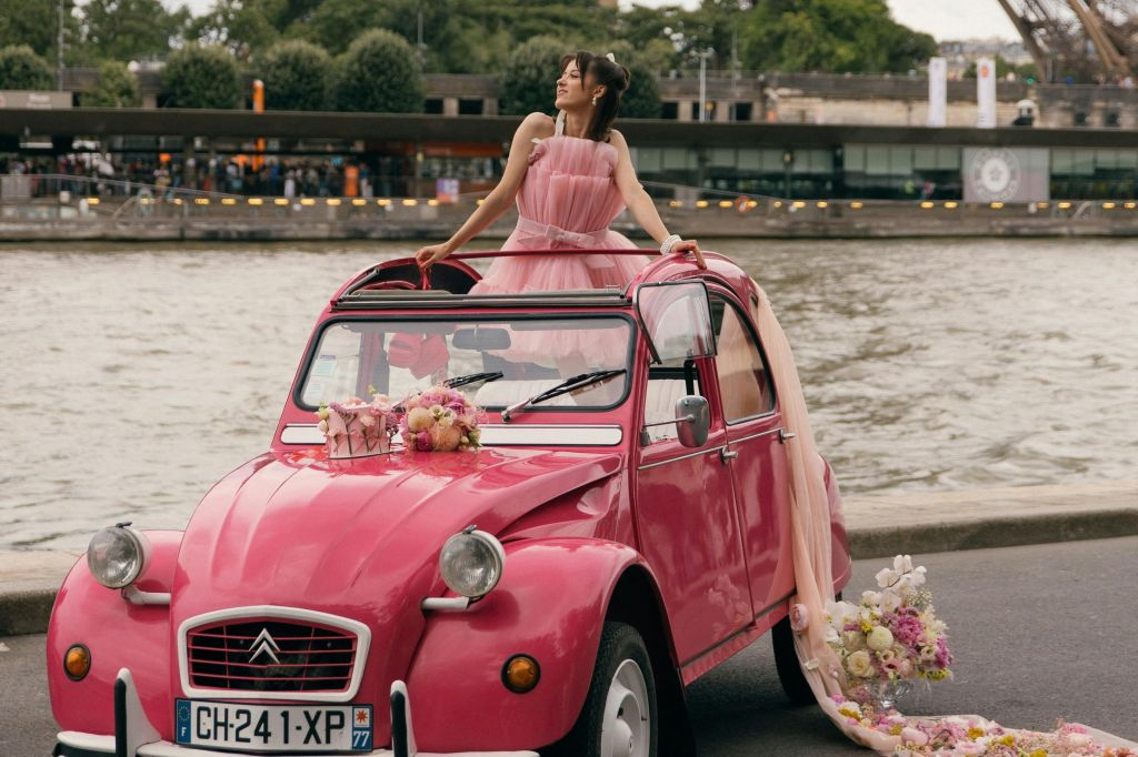 Paris: Half-Day Private Tour in a Pink Citroën 2CV