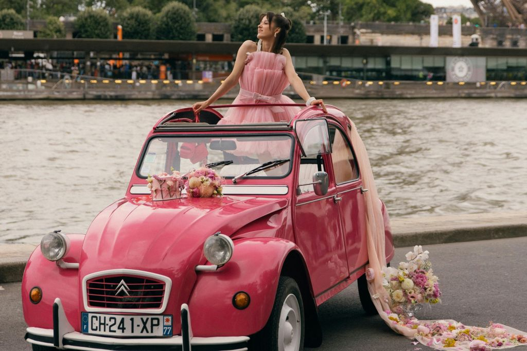 Paris: Private Tour in Pink Citroën 2CV