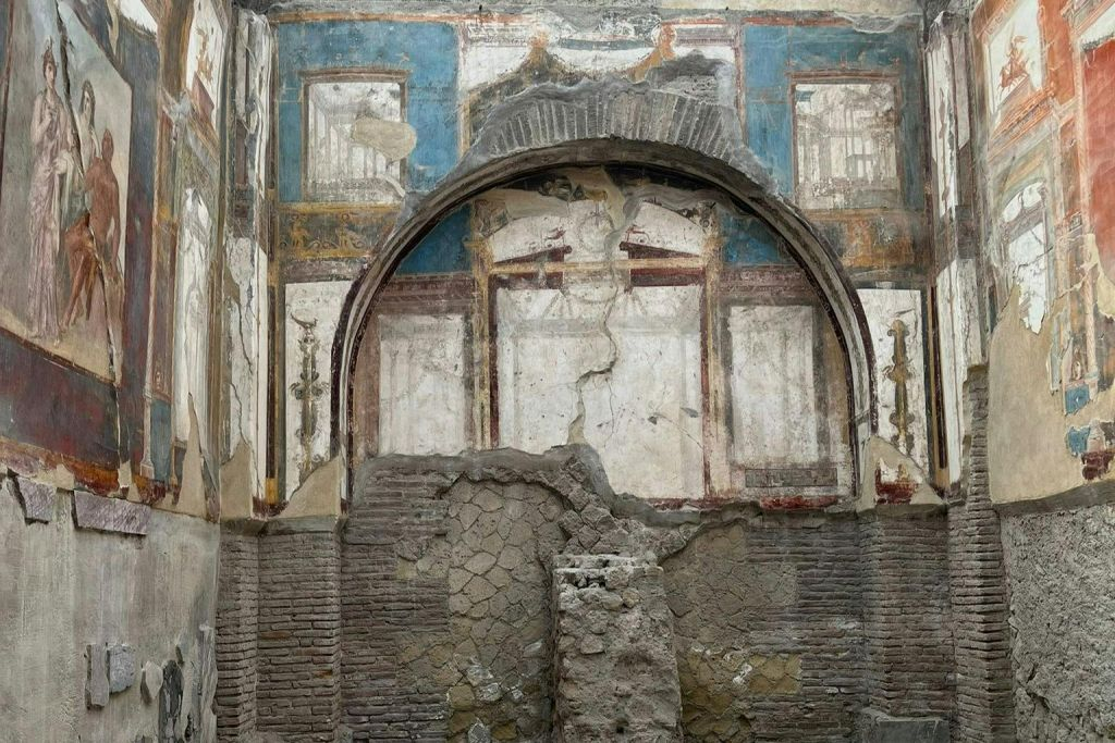 Ercolano: Roundtrip To/From Naples by Bus