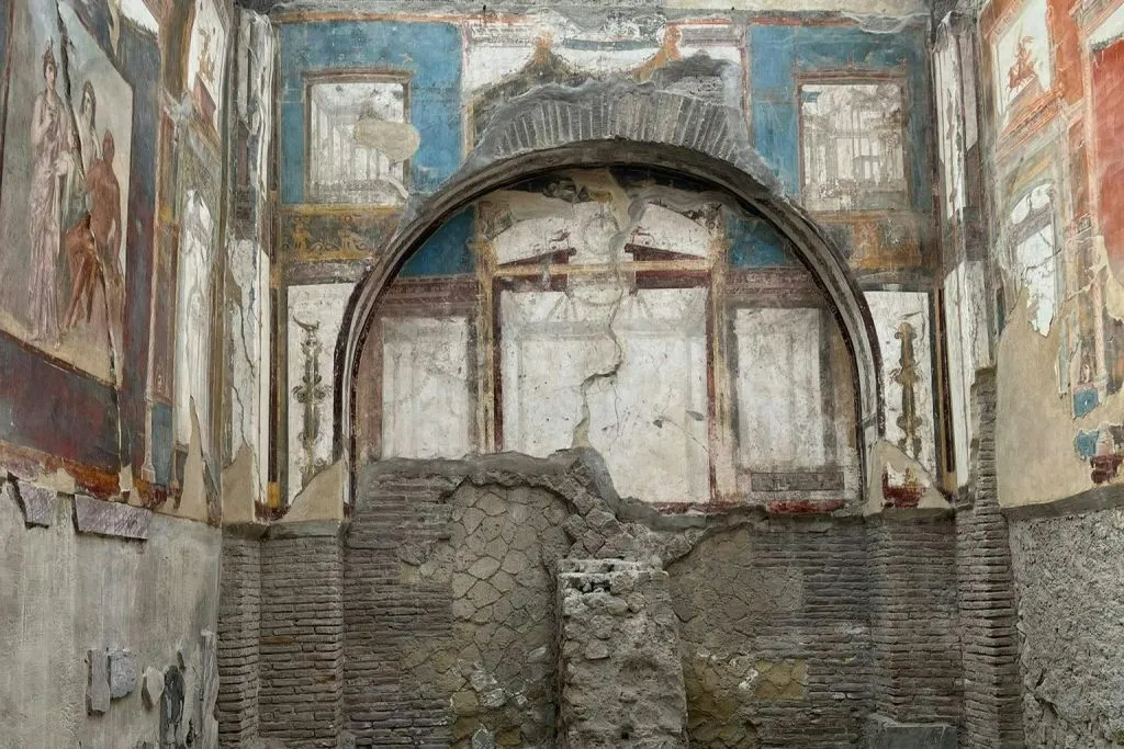 Ercolano: Roundtrip from Naples by Bus