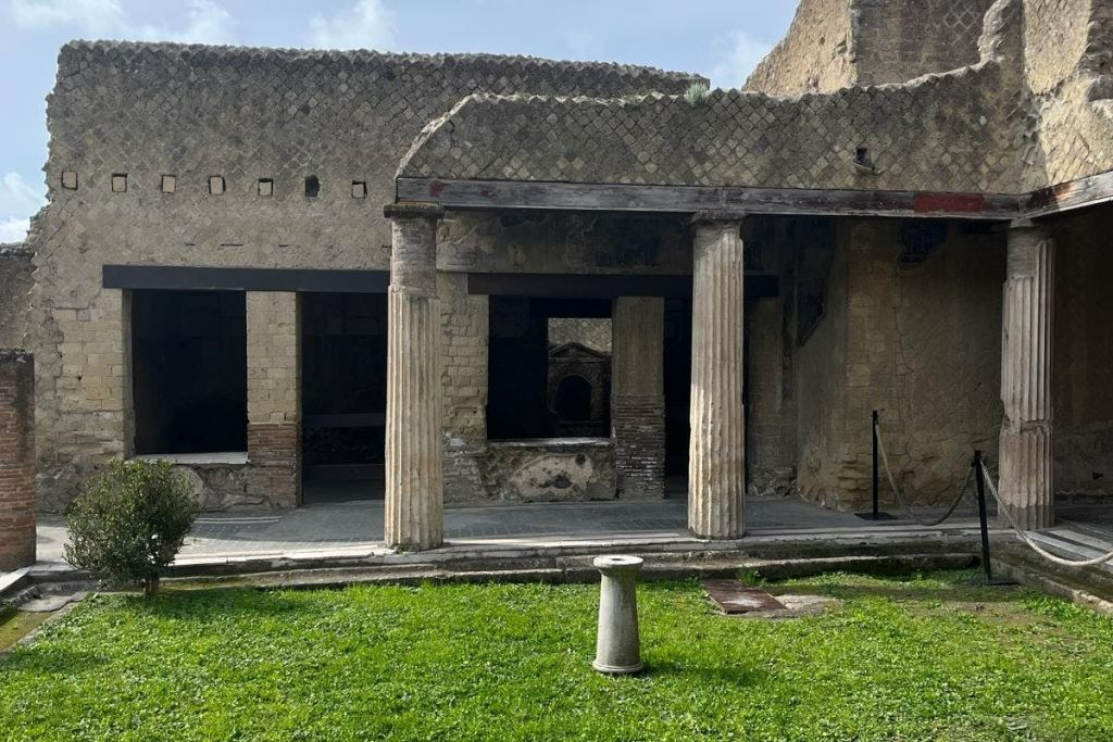Ercolano: Roundtrip from Naples by Bus