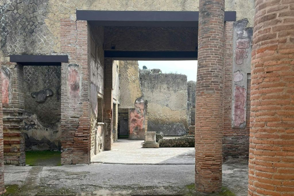 Ercolano: Roundtrip from Naples by Bus