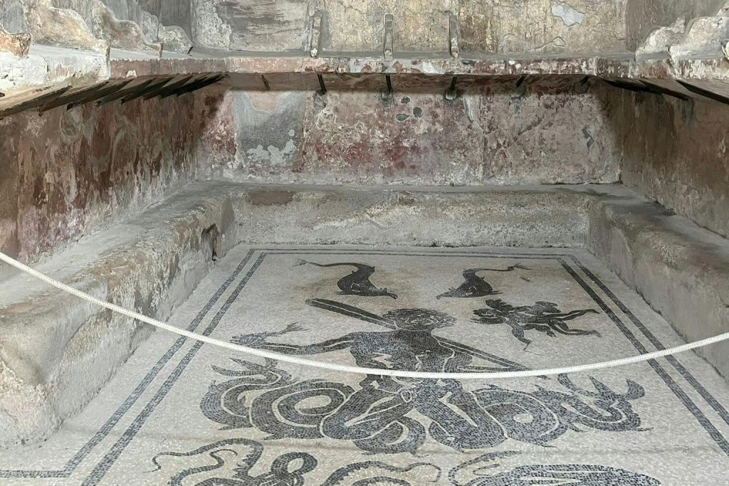 Ercolano: Roundtrip from Naples by Bus