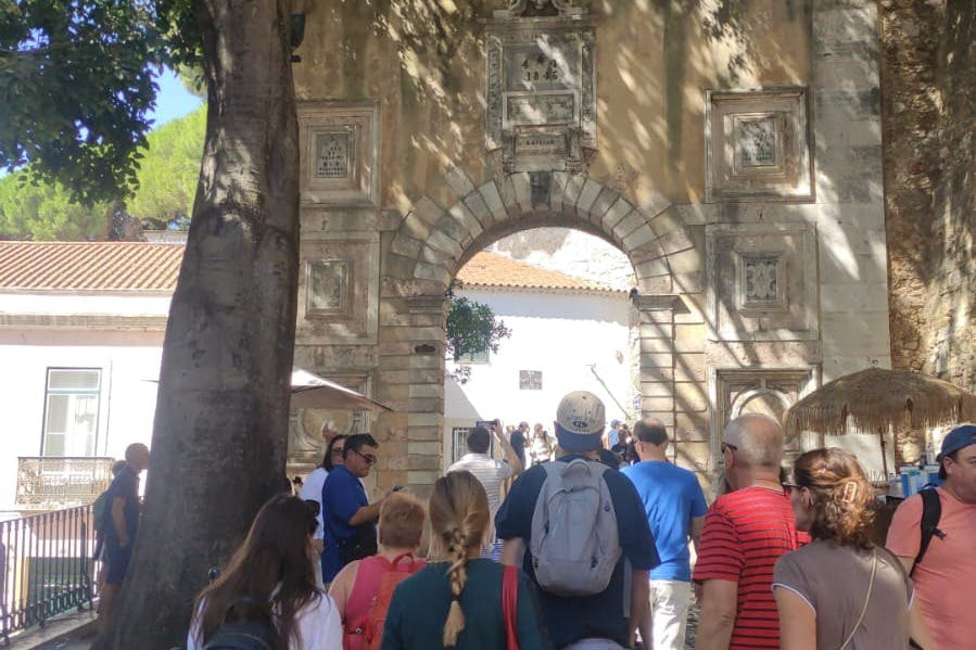 Castelo de São Jorge: Entry Ticket + English or Spanish Guided Tour