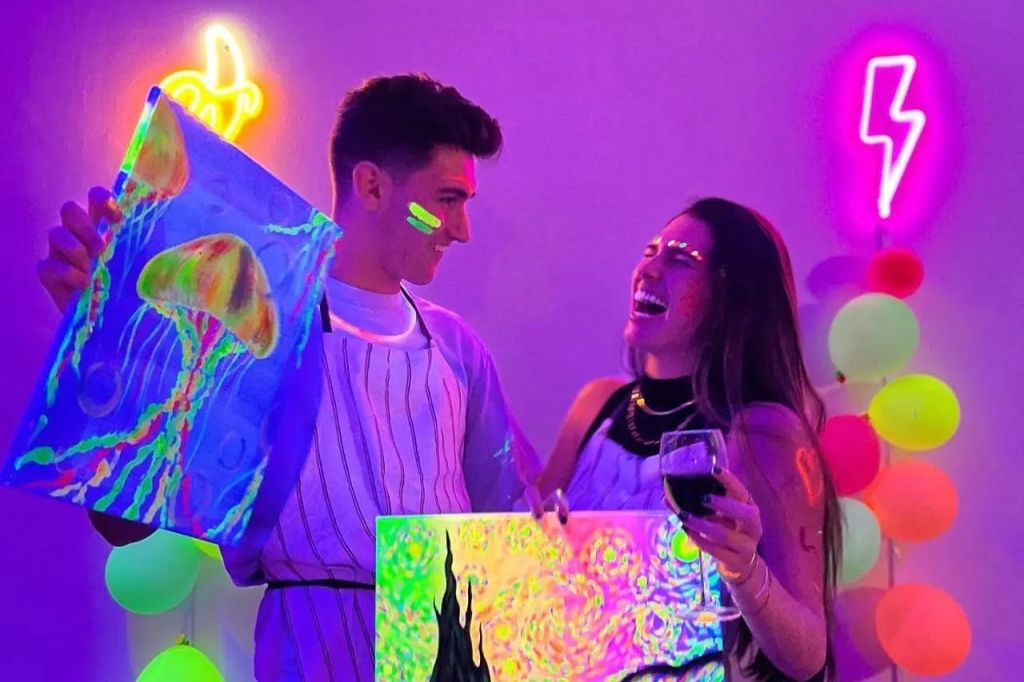 Valencia: Wine Gogh Glow Academy Paint and Drink Wine