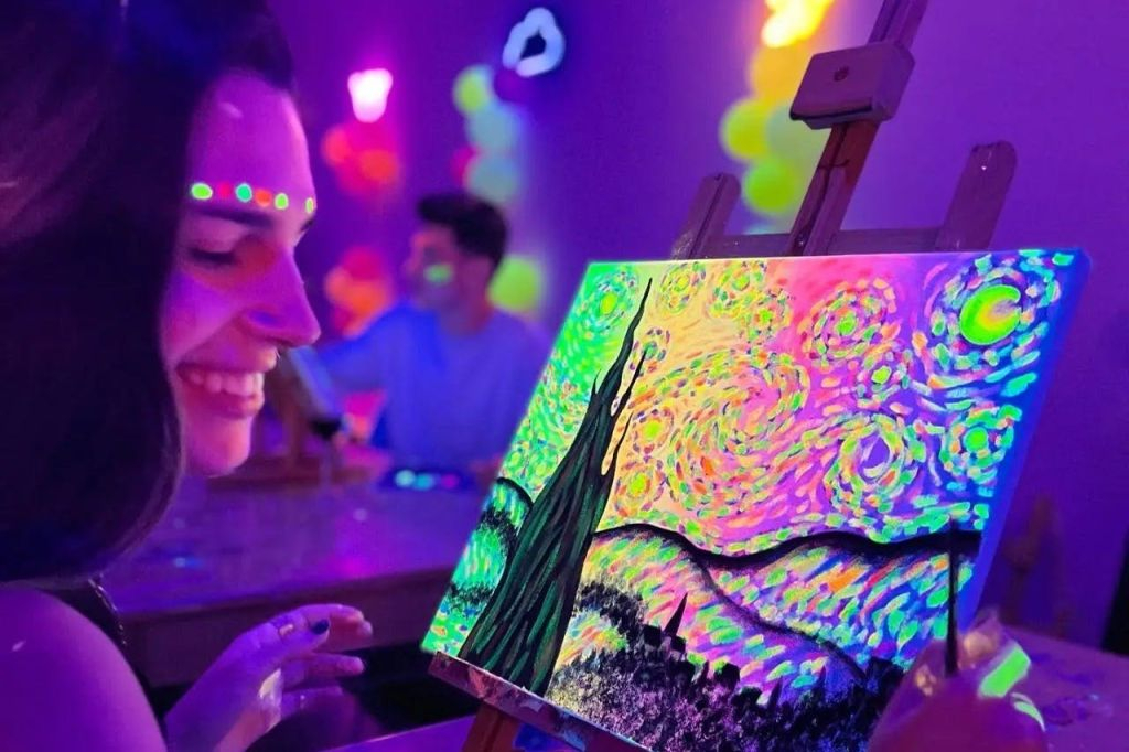 Valencia: Wine Gogh Glow Academy Paint and Drink Wine