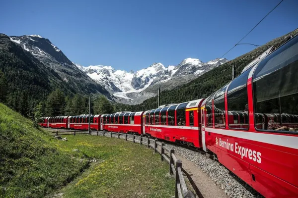 St. Moritz e Tirano: Tour panoramico del Bernina Express dal Lago di Como
