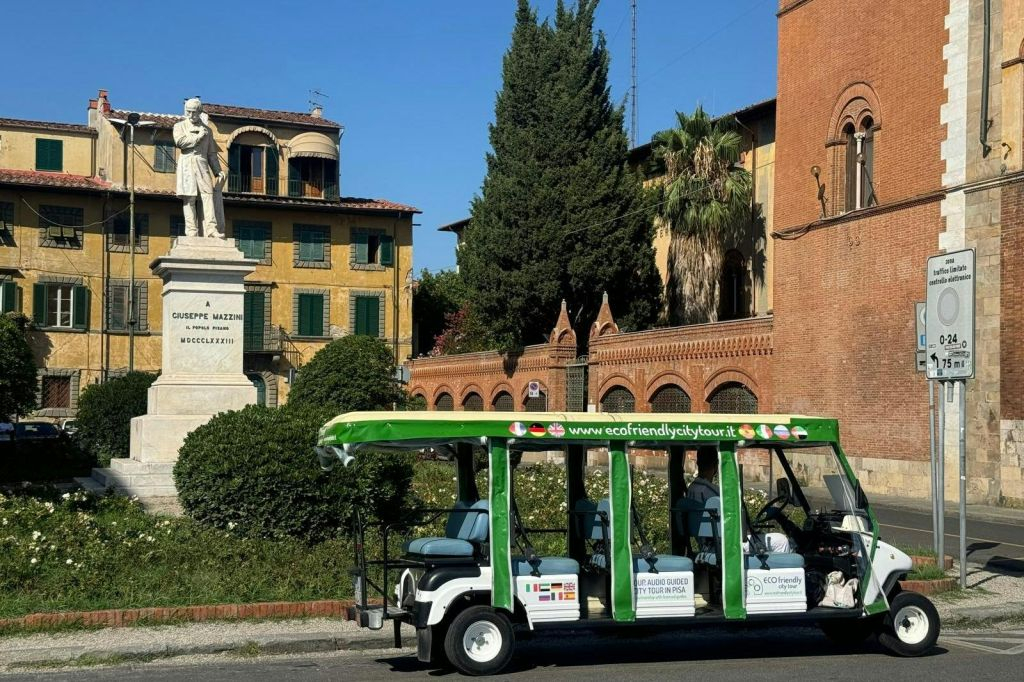 Pisa: Tour guidato della città in auto elettrica panoramica