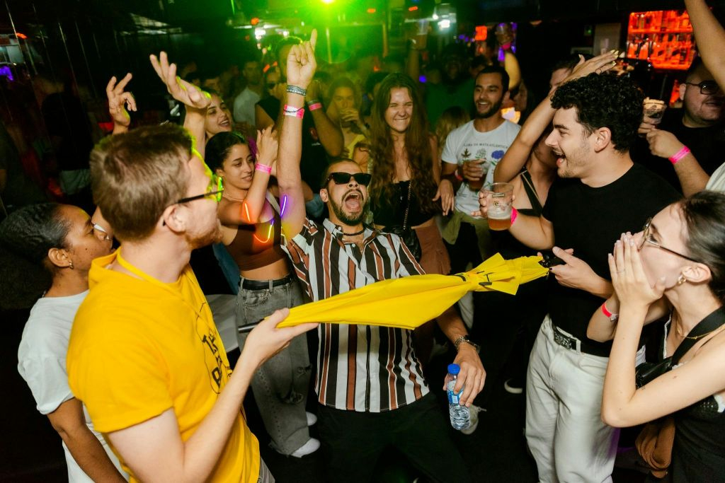 Porto : Visite guidée des pubs avec boissons + jeux et entrée dans un club VIP