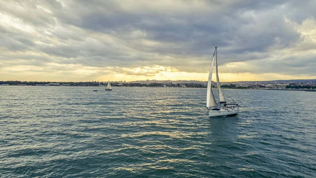 Aci Trezza: Tour in barca a vela da Catania + Aperitivo
