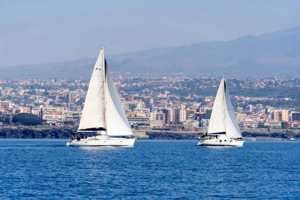 Aci Trezza: Tour in barca a vela da Catania + Aperitivo
