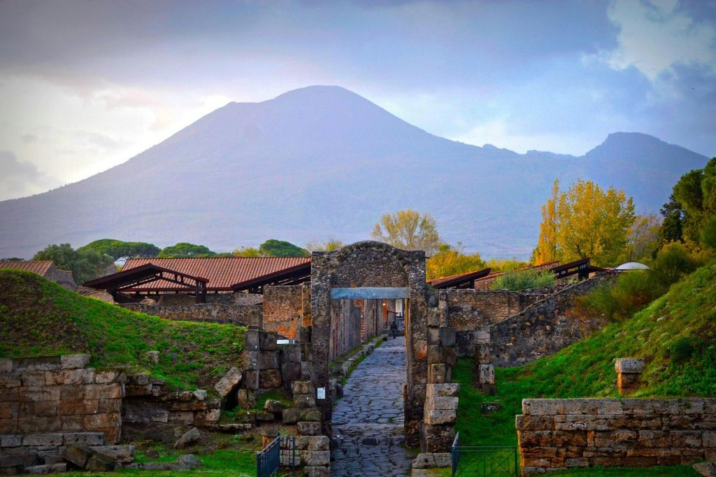 Sorrento & Pompeii: Day Trip from Naples