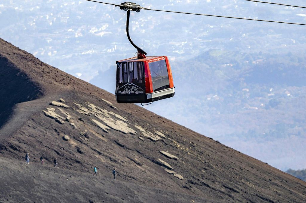 Monte Etna: Biglietto d'ingresso alla funivia + trasferimento in autobus 4x4