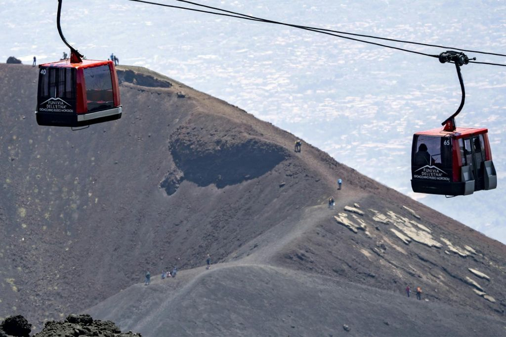 Monte Etna: Bilhete prioritário para o teleférico + traslado em ônibus 4x4