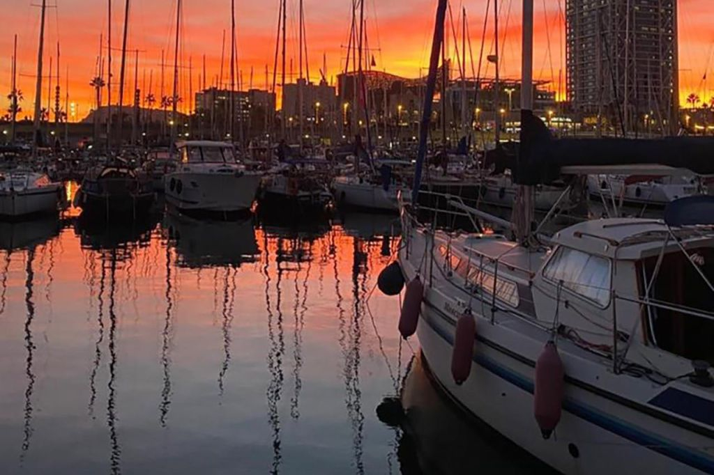 Barcelone : Excursion privée en voilier au coucher du soleil + boisson et collation