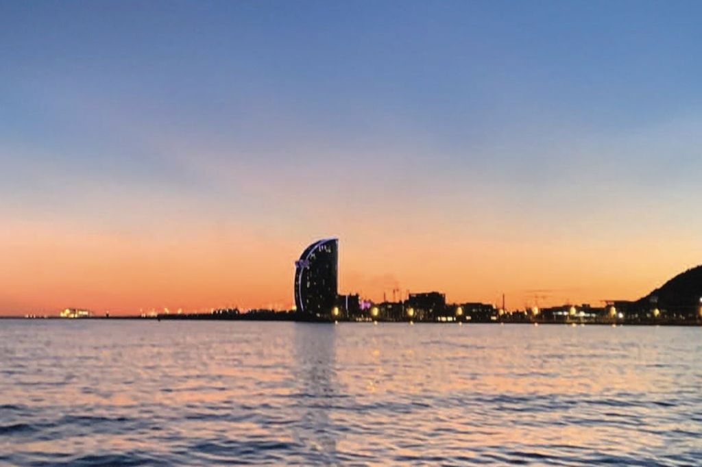 Barcelona: Private Sunset Sailboat Tour + Drink & Snack