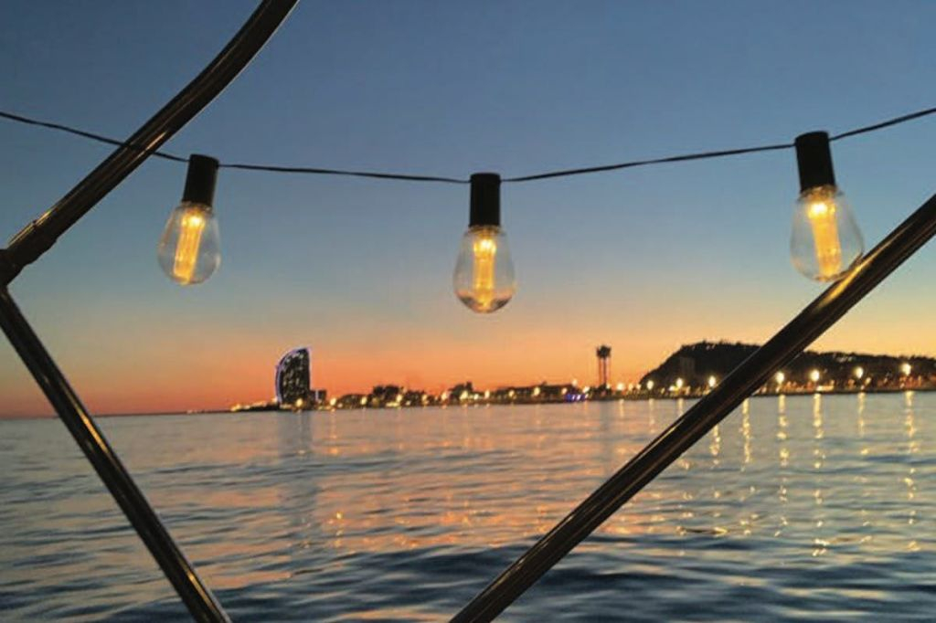 Barcelona: Private Sunset Sailboat Tour + Drink & Snack