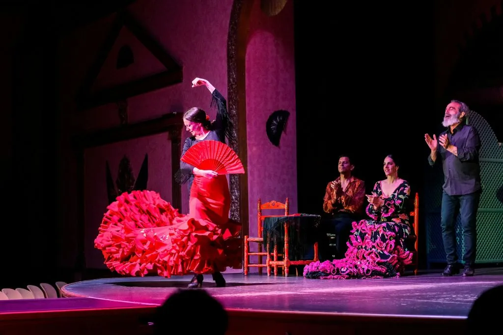 Seville: Flamenco Dress Museum + Show + Dinner + Transfers