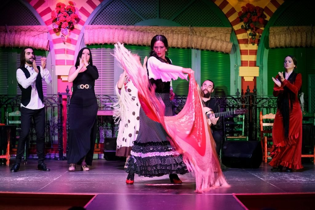 Seville: Flamenco Dress Museum + Show + Dinner + Transfers