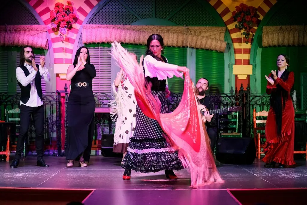 Seville: Flamenco Dress Museum + Show + Dinner + Transfers