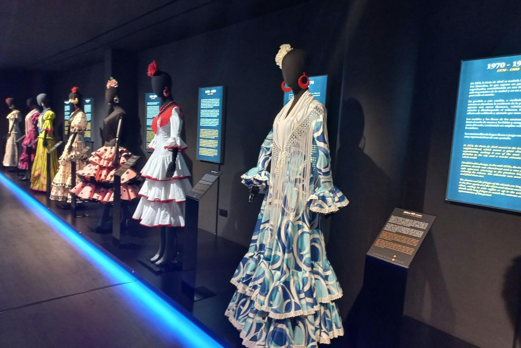 Seville: Flamenco Dress Museum + Show + Dinner + Transfers