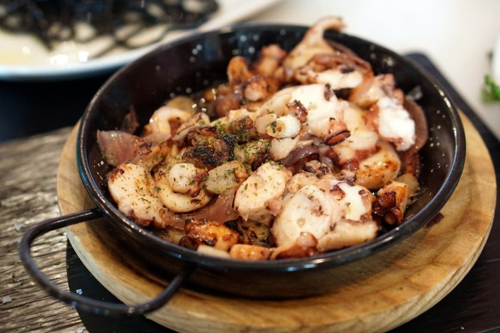 Seville: Guided Food Tour + Flamenco Show