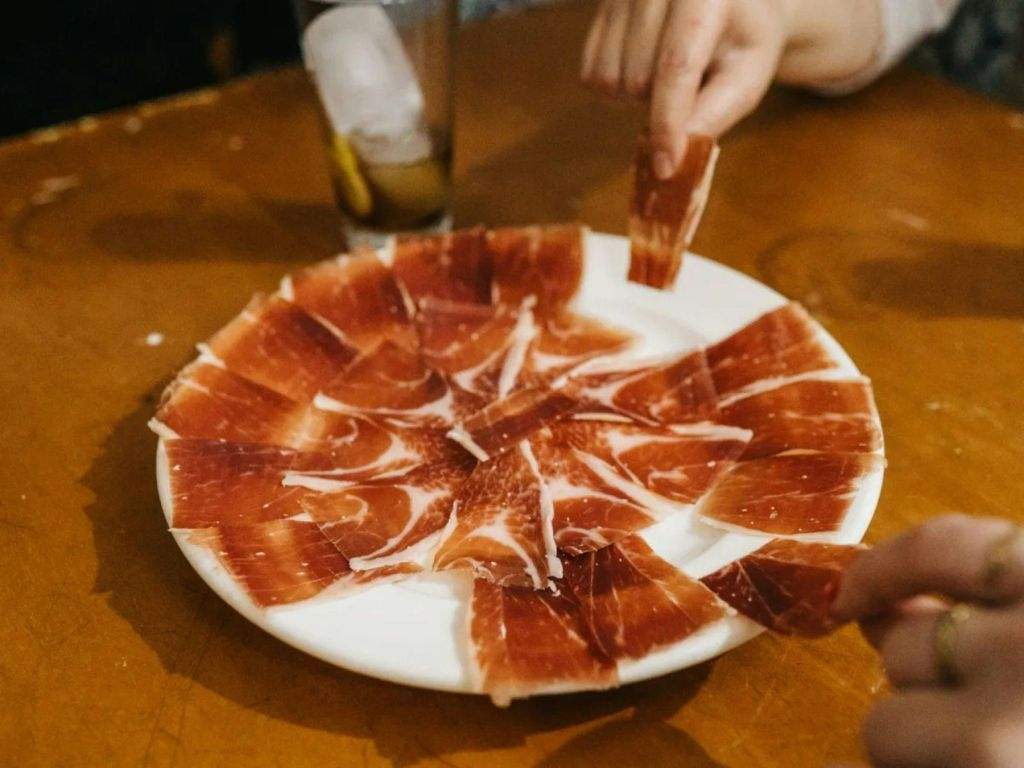 Seville: Guided Food Tour + Flamenco Show
